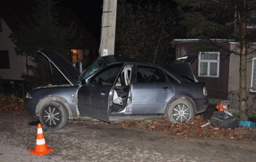 Audi wpadło w poślizg. 22-letni kierowca w szpitalu