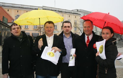 "Żadnej polityki – tylko uśmiech!"- happening Janusza Kochana