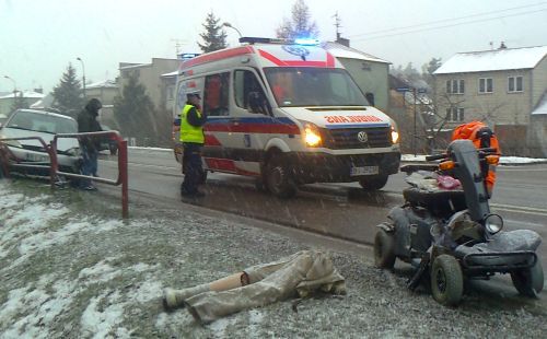 Zderzenie aut i wózka inwalidzkiego. Niepełnosprawny mężczyzna w szpitalu