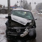 Zderzenie renault i mercedesa. 30-letnia kobieta w szpitalu