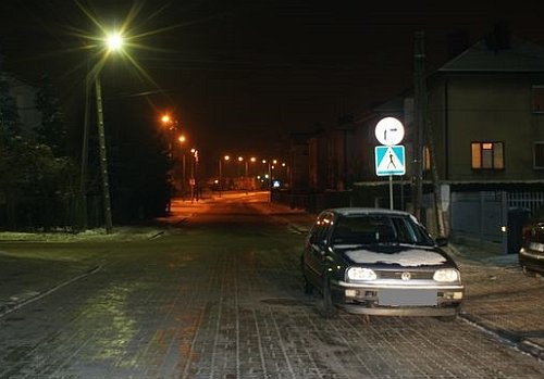 Volkswagen potrącił kobietę na pasach. 80-latka w szpitalu 