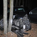 Toyota uderzyła w drzewo. Nie żyje 63-letni mężczyzna