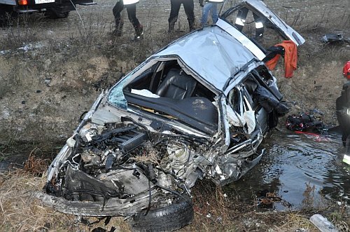 BMW wpadło do rowu. Kierowca w ciężkim stanie