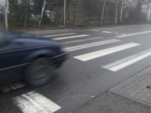 Samochód potrącił 17-latkę. Policja szuka świadków wypadku