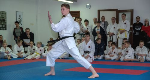 Karate. Młodzi zawodnicy Białostockiego Stowarzyszenia Czarnego Tygrysa z medalami