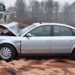 Audi wjechało pod ciężarówkę. 38-latka w szpitalu
