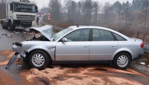 Audi wjechało pod ciężarówkę. 38-latka w szpitalu