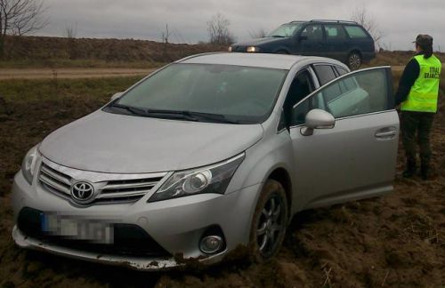 Kradziona toyota w rękach straży granicznej. Kierowca uciekł