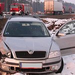 Dostawczak wjechał w skodę. Kierowca trafił do szpitala