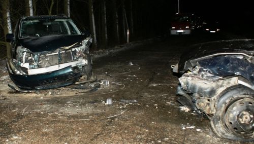 Zderzenie forda z toyotą. Dwie osoby w szpitalu