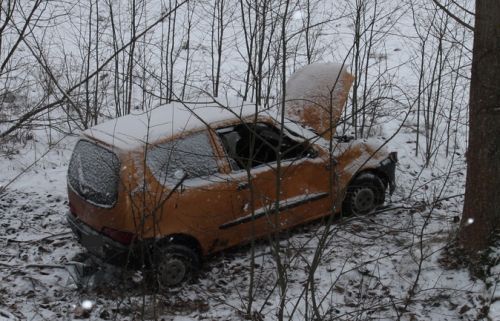 Seicento wpadło w poślizg. Kobieta trafiła do szpitala 