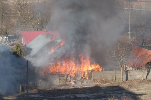 Pożar przy ul. Chmielnej. Spalił się drewniany dom