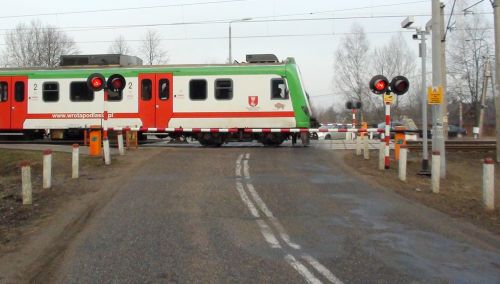 Wjeżdzali na tory tuż przed pociągiem. Kierowcy ukarani