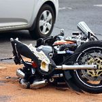 Zderzenie bmw i motocykla. Kierowca jednośladu trafił do szpitala