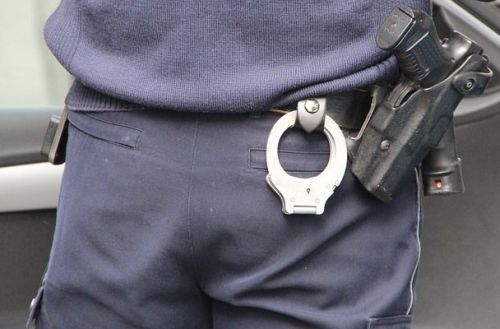 Bili i szarpali policjantów. Dwóch mężczyzn stanie przed sądem