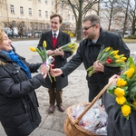 Panie otrzymały od radnych kwiaty i słodkości