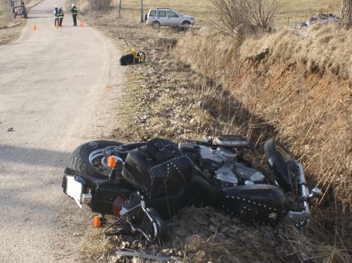 Czołowe zderzenie audi i motocykla. Nie żyją dwie osoby