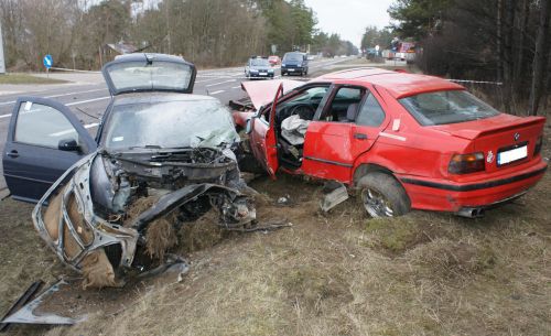 Zderzenie volkswagena z bmw. Trzy osoby w szpitalu