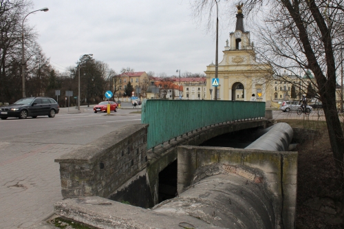 Most, tunel dla rowerów i rondo. Komunikacyjne zmiany przed pałacową bramą