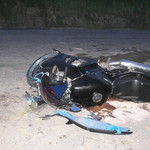 Motocyklista potrącił 18-latkę. Kierowca nie miał prawa jazdy, a piesza odblasków