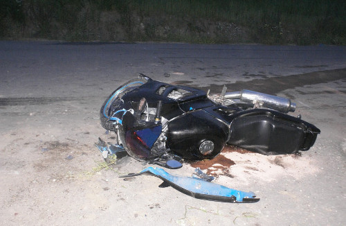Motocyklista potrącił 18-latkę. Kierowca nie miał prawa jazdy, a piesza odblasków