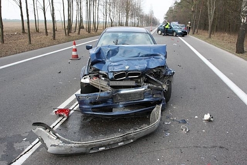 Bmw wjechało w golfa. Dwie osoby w szpitalu