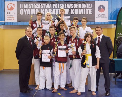 Jedenaście pucharów dla zawodników Oyama Karate