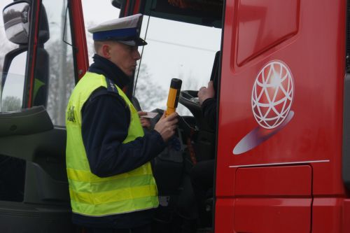 Pijany kierowca tira wjechał w barierki. Policjantów przekonywał, że jest na Litwie