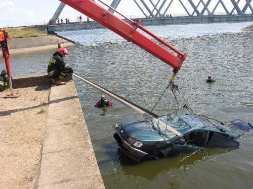 Toyota spadła z wału przeciwpowodziowego. Zginęły dwie osoby