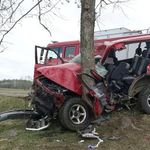 Kobieta zakleszczona w aucie. Śmigłowiec zabrał ją do szpitala