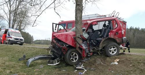 Kobieta zakleszczona w aucie. Śmigłowiec zabrał ją do szpitala