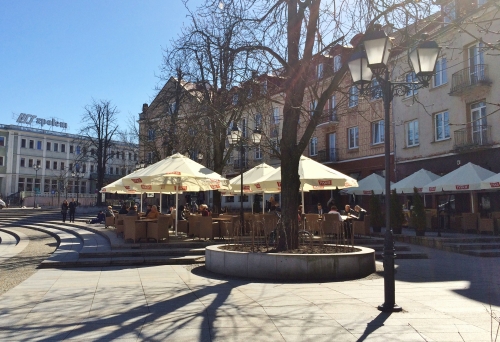 Białostoczanie poczuli wiosnę. W centrum działa już pierwszy ogródek