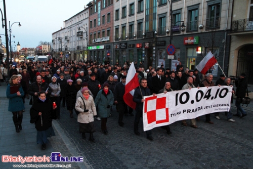 Obchody rocznicy katastrofy smoleńskiej. Ulicami Białegostoku przeszedł marsz pamięci [ZDJĘCIA]