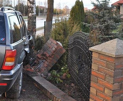 Kobieta wjechała w ogrodzenie. Była kompletnie pijana