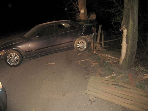 Pijany kierowca uciekał przed policją. Ściął znak i wylądował na drzewie