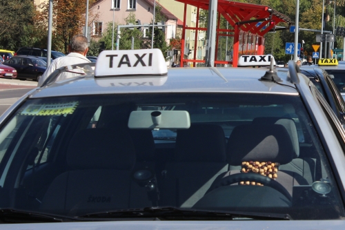 Zmiany dla białostockich taksówek: Bez II strefy na Dojlidach i obowiązkowy egzamin kierowców