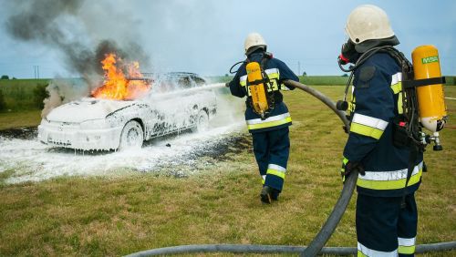 Spłonęły dwa samochody. Możliwe, że to podpalenia