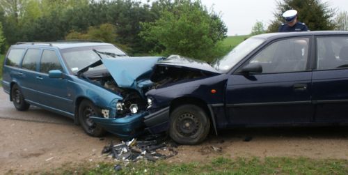 Zderzenie opla z volvo. Trzy osoby w szpitalu