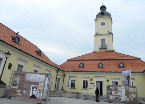 Wystawa plenerowa na dziedzińcu Ratusza