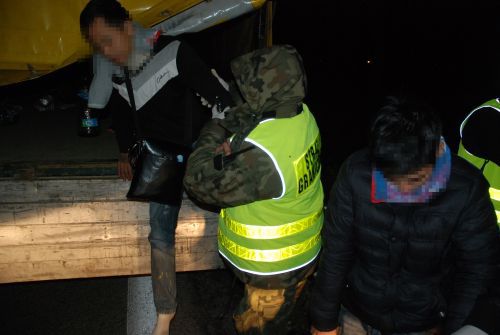 16 nielegalnych migrantów było przewożonych na pace ciężarówki