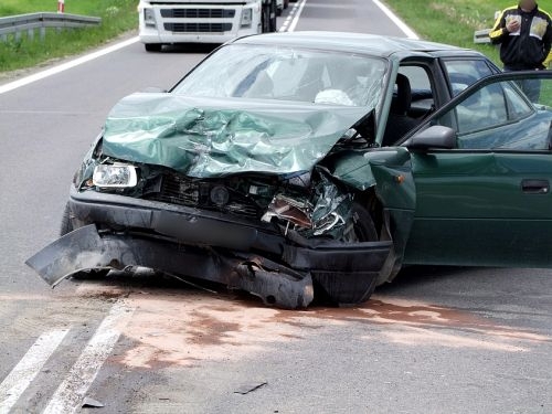 Zderzenia opla z audi. 21-latka wymusiła pierwszeństwo