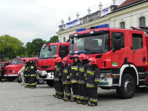 Awanse, odznaczenia i zwiedzanie. Dzień Strażaka przed Pałacem Branickich