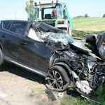 Toyota wjechała w ciągnik. Kierowca w szpitalu