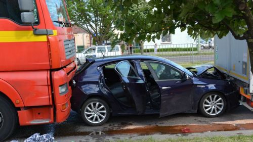 Zderzenie trzech ciężarówek i osobówki. Kierowca mana w szpitalu