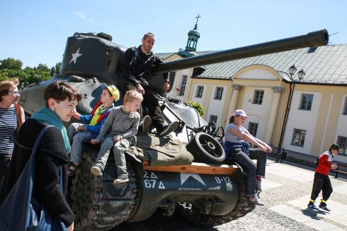 Czołgi i pojazdy militarne przyjechały na Rynek Kościuszki [ZDJĘCIA]
