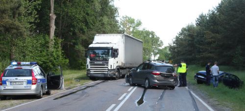 Zderzenie dwóch osobówek i tira. Pasażerowie forda w szpitalu