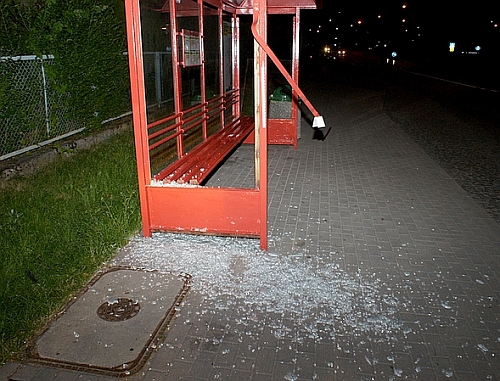 Pijany 17-latek zniszczył przystanek autobusowy. Grożą mu trzy lata więzienia