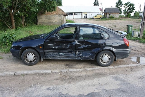 Toyota wjechała w mercedesa. Trzy osoby w szpitalu