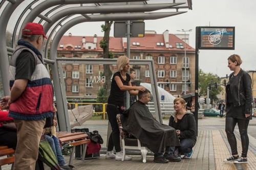 Niecodzienna akcja na białostockich przystankach z okazji Dnia Ojca