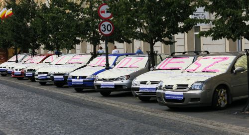 Niezwykła akcja w Białymstoku – 10 aut "przemawia" do kierowców
